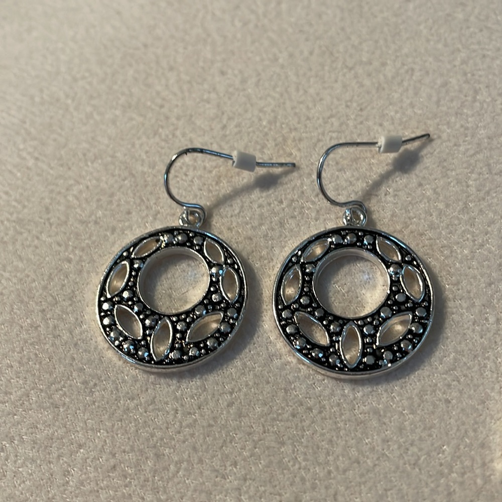 NWT 2 Pair Fashion Silver Earrings on French Wires - Picture 5 of 7